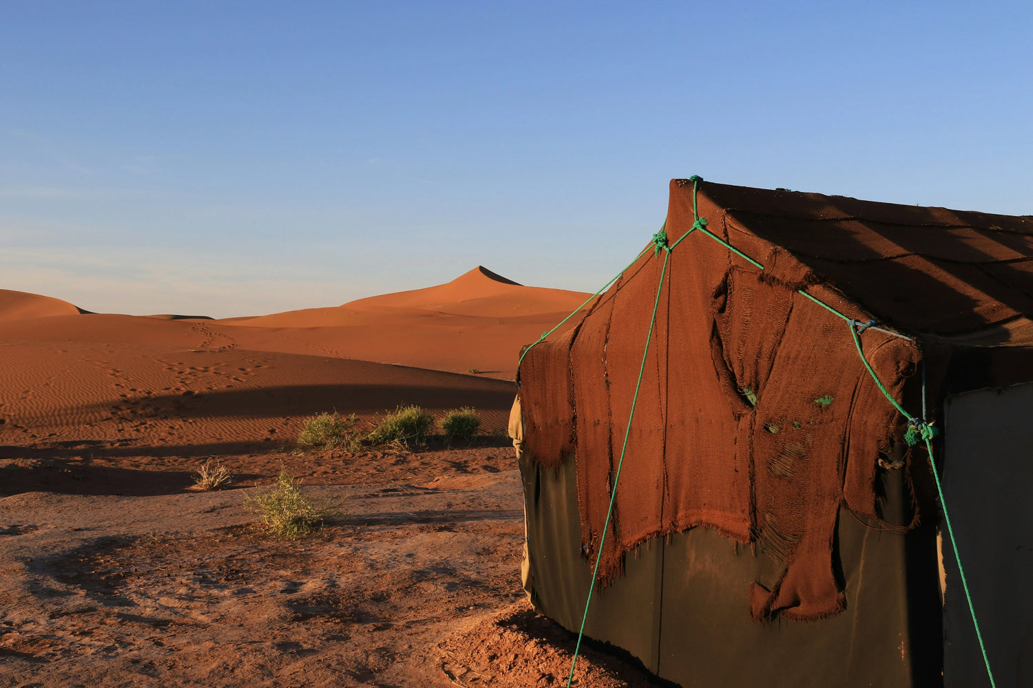 How Digital Nomads Pack Clothes for Different Climates